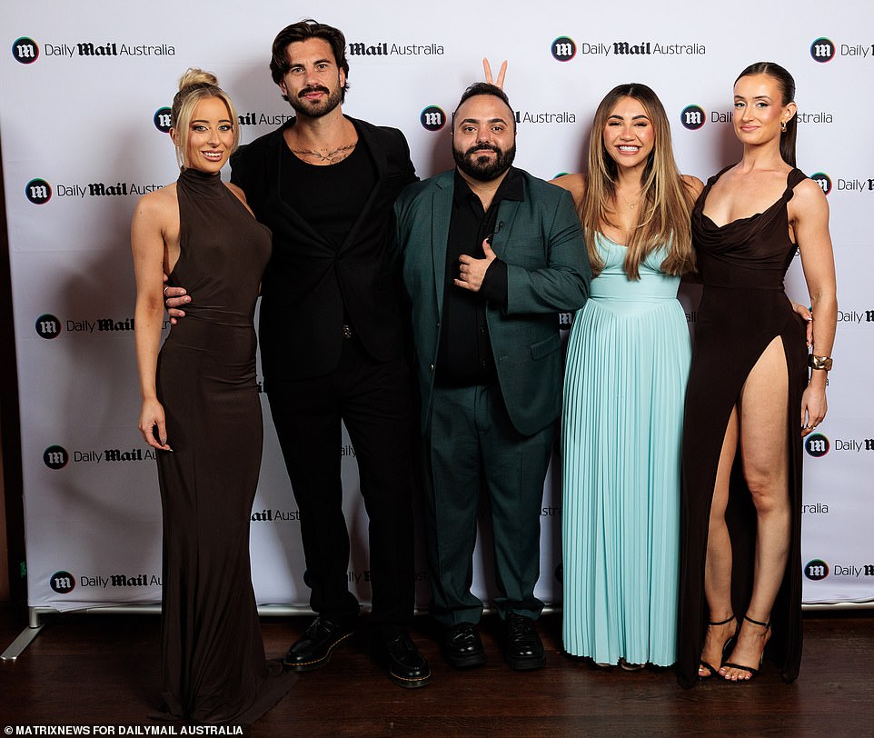 В воскресенье 13 участников сериала отправились в шикарный отель Ovolo в сиднейском районе Вулумулу (Wooloomooloo) на специальное мероприятие Final Supper, организованное . На фото: Джейми Маринос, Эллиот Донован, Али Дахер, Аухина Рутене и Бет Келли.