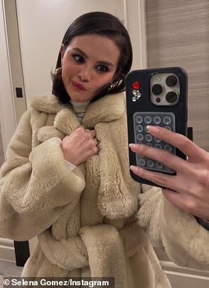 Она сделала смешное лицо для снимка в шубе из искусственного меха