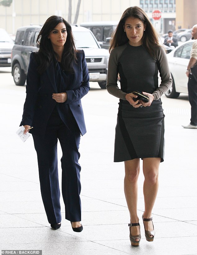 Выпускница шоу Keeping Up With the Kardashians была сфотографирована в Беверли-Хиллз вместе со своим адвокатом, Лорой Вассер, в 2007 году.