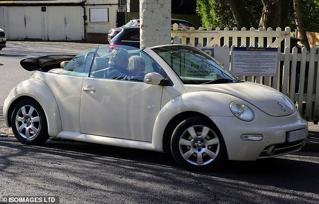 Пара прокатилась на своем кабриолете VW Beetle, а затем зашла пообедать в паб.