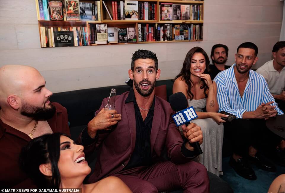 Райан Доннелли (на фото в центре), участник шоу Married At First Sight, назвал объявление о помолвке Жаки Берфут и Клинта Райса не более чем спланированным