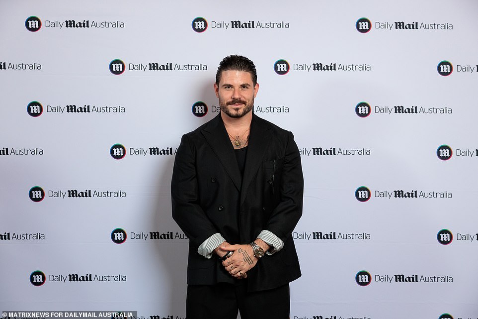 Пол отвернул манжеты пиджака, чтобы показать цвет подкладки.